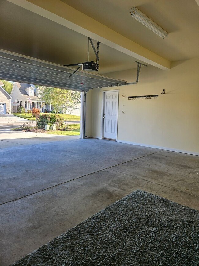 Building Photo - 350 Hanna Dr