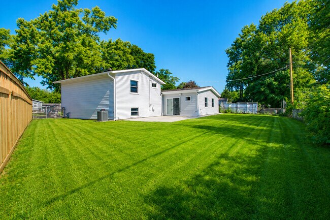 Building Photo - 7777 Ramsgate Cir S