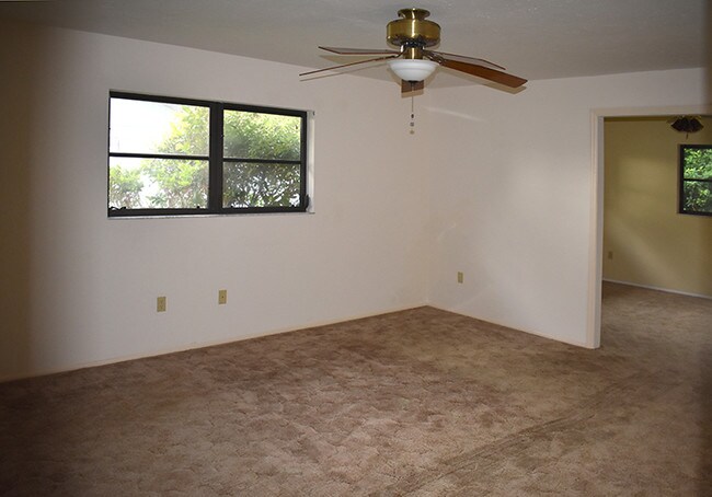 Master Bed with Sitting room - 107 Hourglass Dr