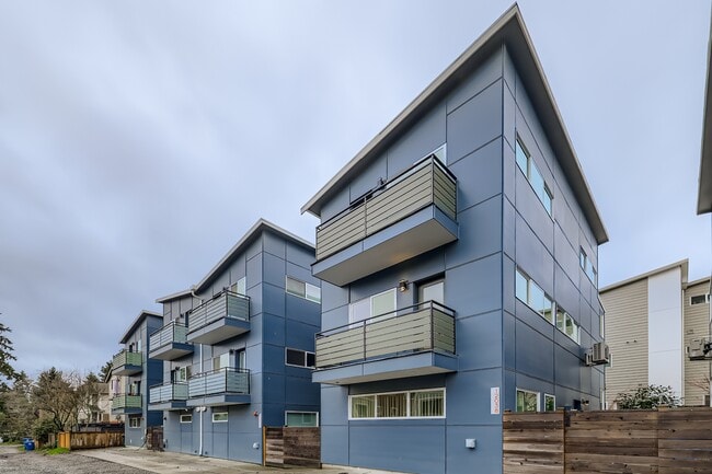 Building Photo - 12038 33rd Ave NE