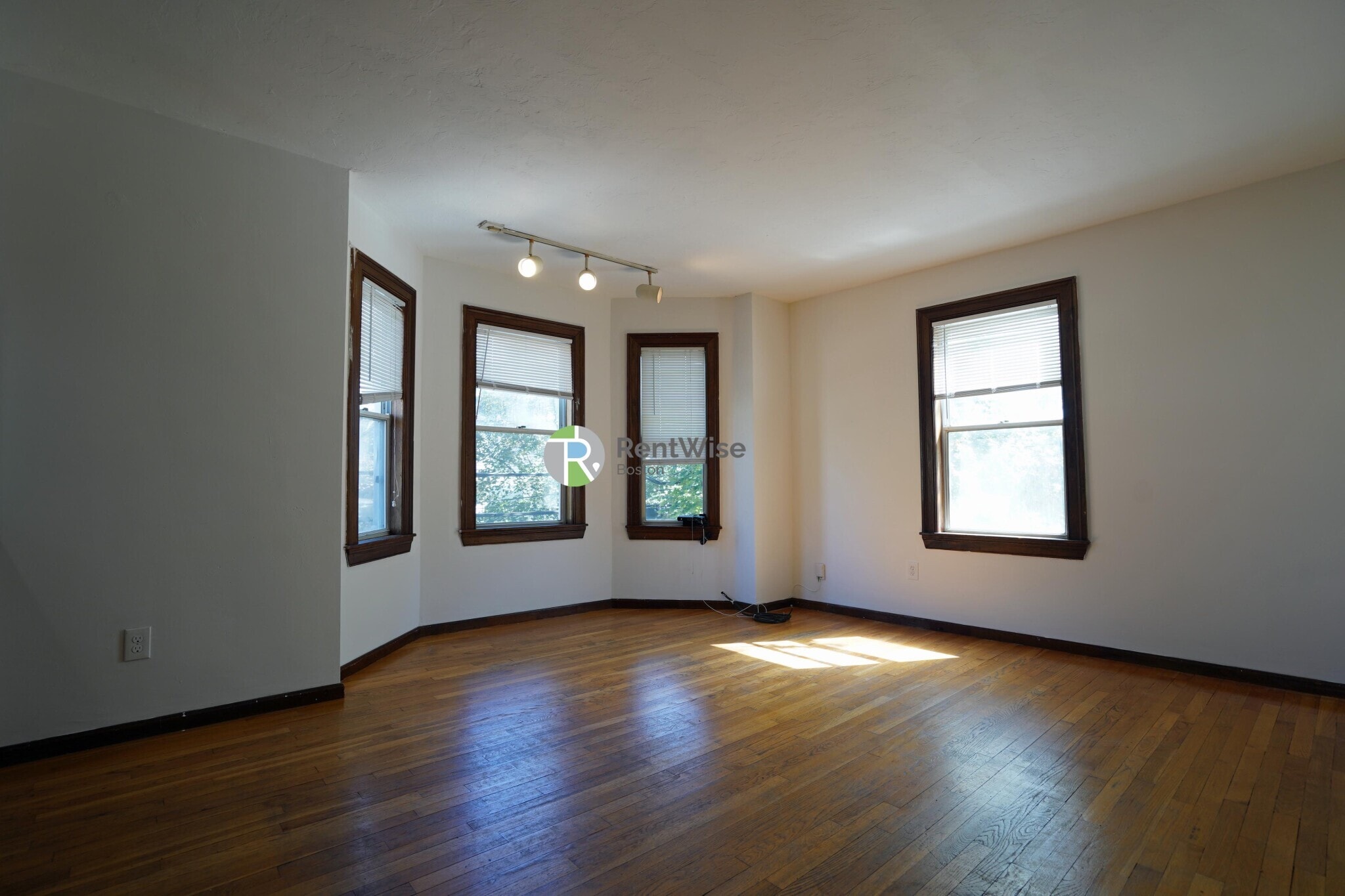 Building Photo - 87 Sheridan St