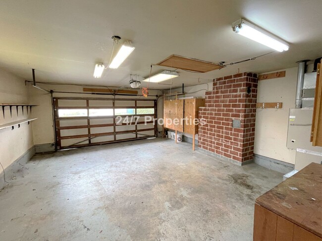 Building Photo - Gladstone Single-Level Home - 3BD I 1.5BA