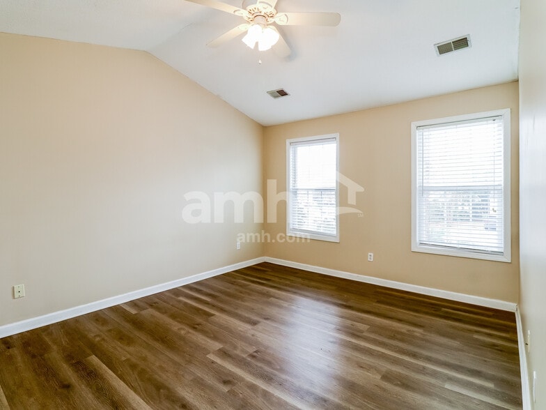 Building Photo - 120 Lake Linden Dr