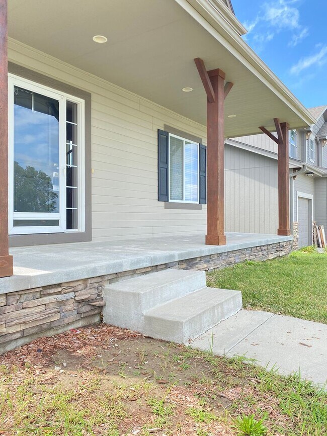 Building Photo - Beautiful & Nearly new SW Chalco area 4 bed Two Story