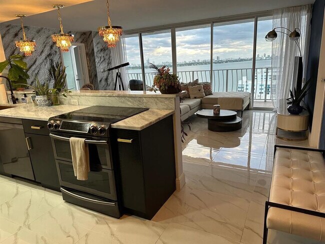 Building Photo - 7601 E Treasure Dr