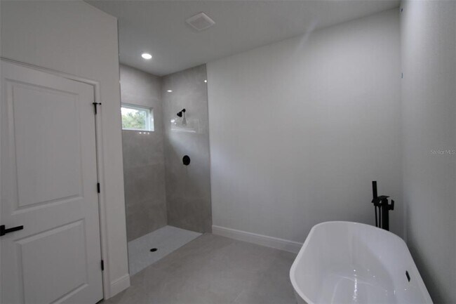 Building Photo - 9118 N Cortlandt Dr