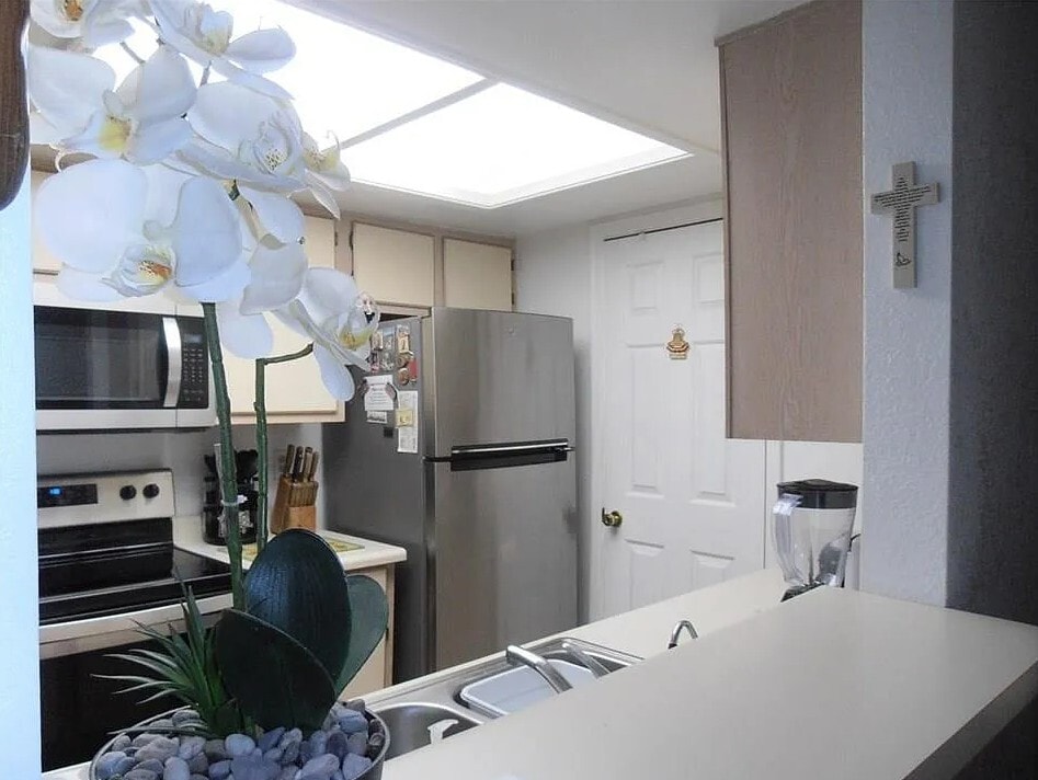 Kitchen - 3550 Bay Sands Dr