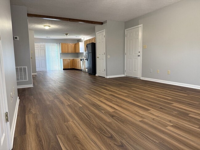 Building Photo - 2 bedroom 2 bath townhouse