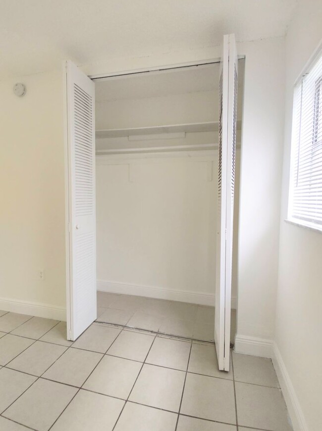 Building Photo - Your Dream Apartment Awaits in Hialeah