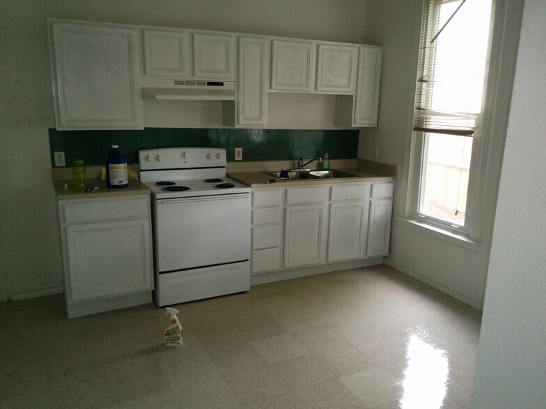 Building Photo - 623 Barbe St