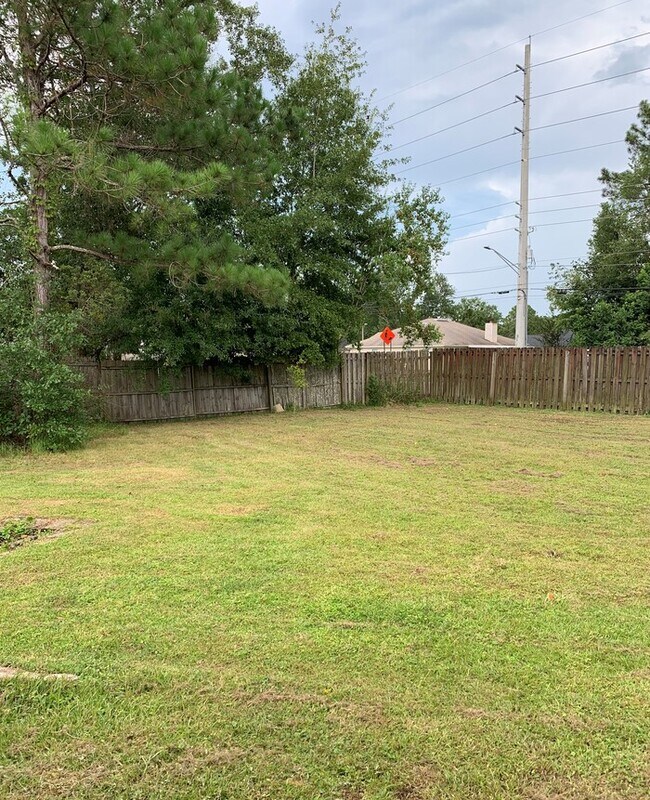 Building Photo - Beautiful Home Just Minutes to NAS JAX & 295 Large Fenced Backyard