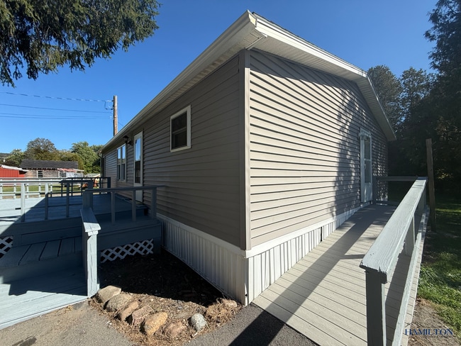 Building Photo - 36 Clyde St