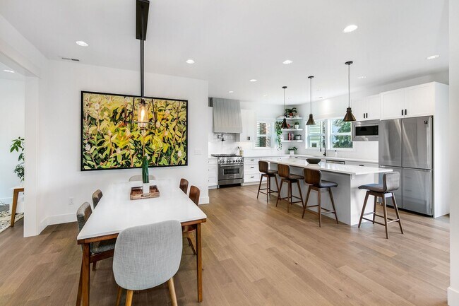 Building Photo - Gorgeous 4 Bed/3.5 Bath with Beautiful Fin...