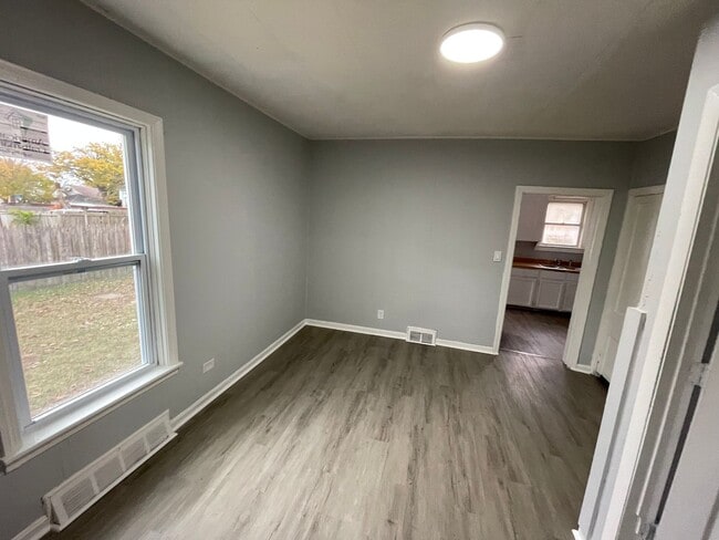 Building Photo - SECTION 8 & EDEN ACCEPTED!! Newly Renovate...