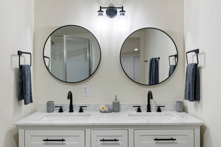 Building Photo - 4005 W Lincoln St