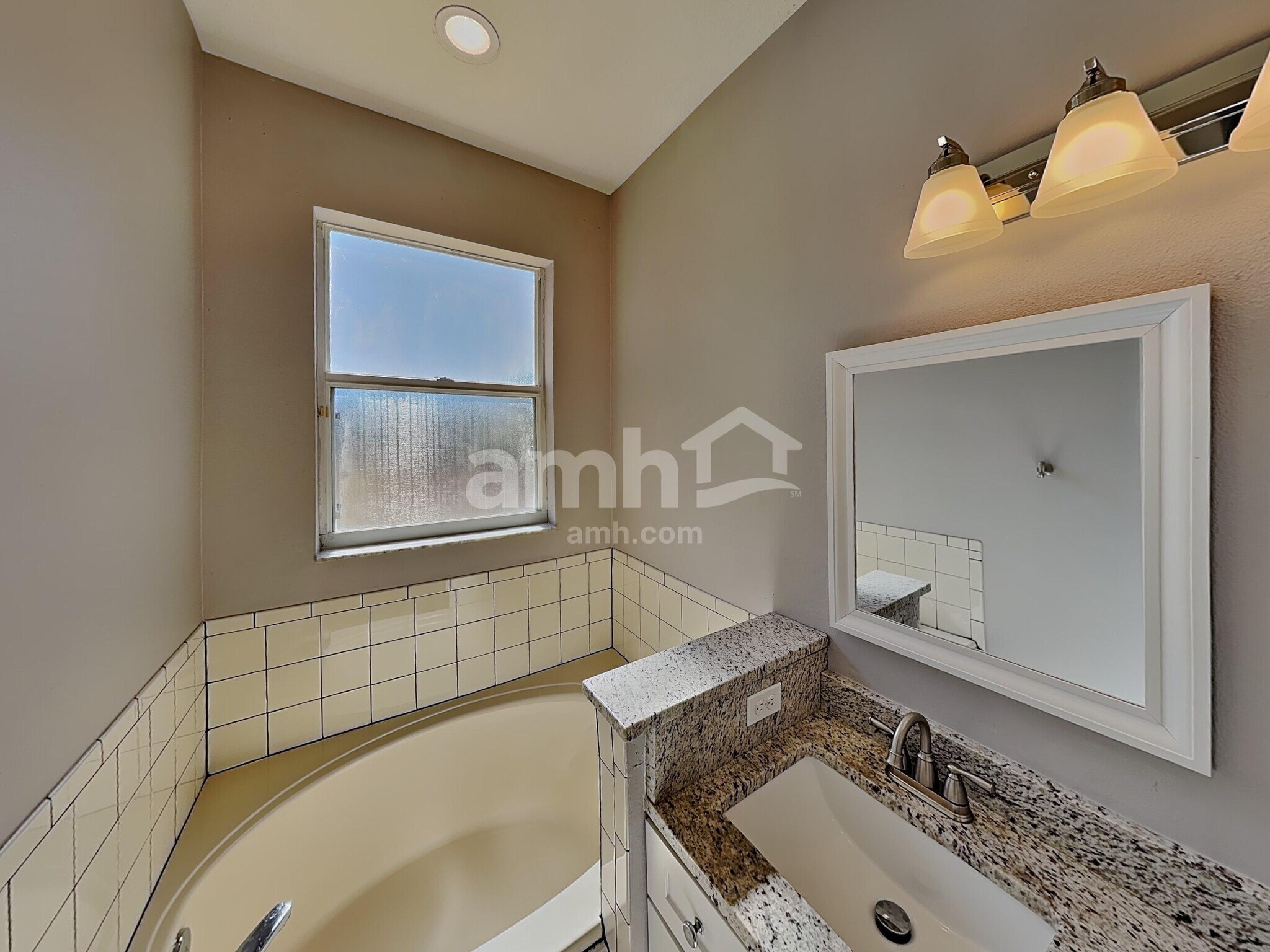 Building Photo - 1560 Mountclair Ct