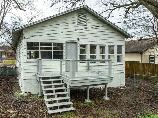 Building Photo - Freshly Updated 3 Bedroom House