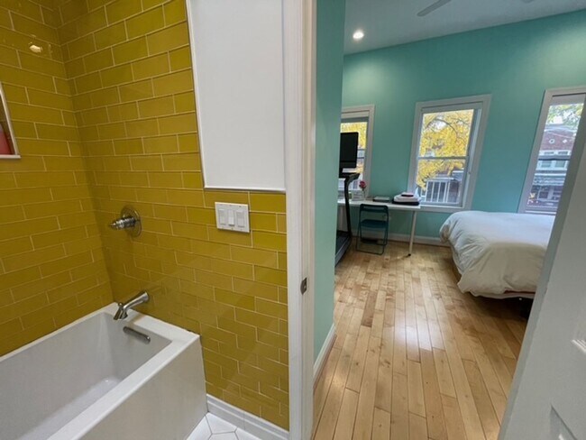 Building Photo - Stylishly Renovated 3 bedroom, 2.5 bath wi...