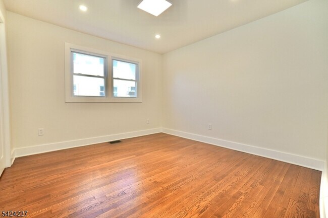 Building Photo - 25 Sanford Ave