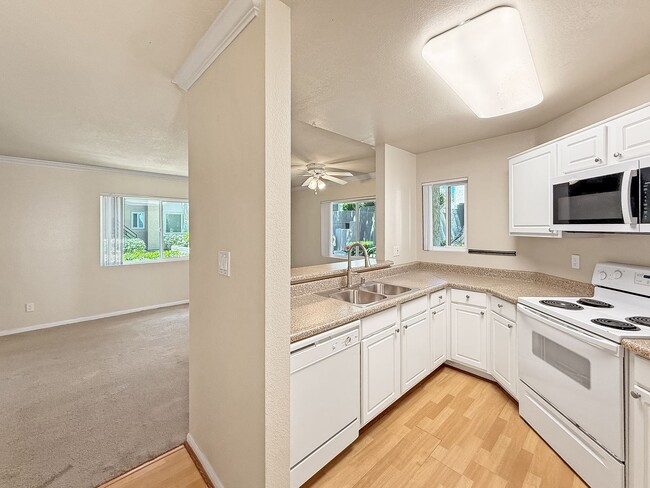 Building Photo - Gorgeous 1B/1BA Condo w/ Washer/Dryer, Walk-In Closet & Resort-Style Amenities!