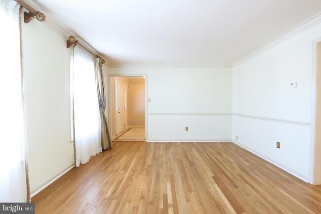 Building Photo - 8519 Electric Ave