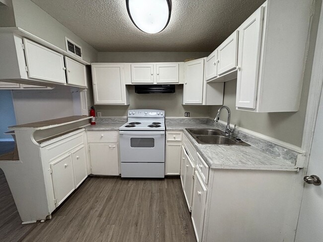 Building Photo - Lovely 5 Bedroom 2 Bathroom with a Fenced Backyard!