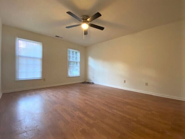 Building Photo - 3 bed, 2 bath 1 1/2 story - East Charlotte...