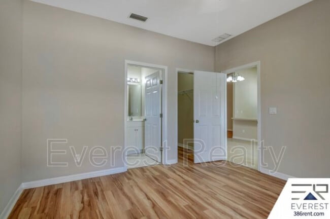 Building Photo - 27 Raintree Pl