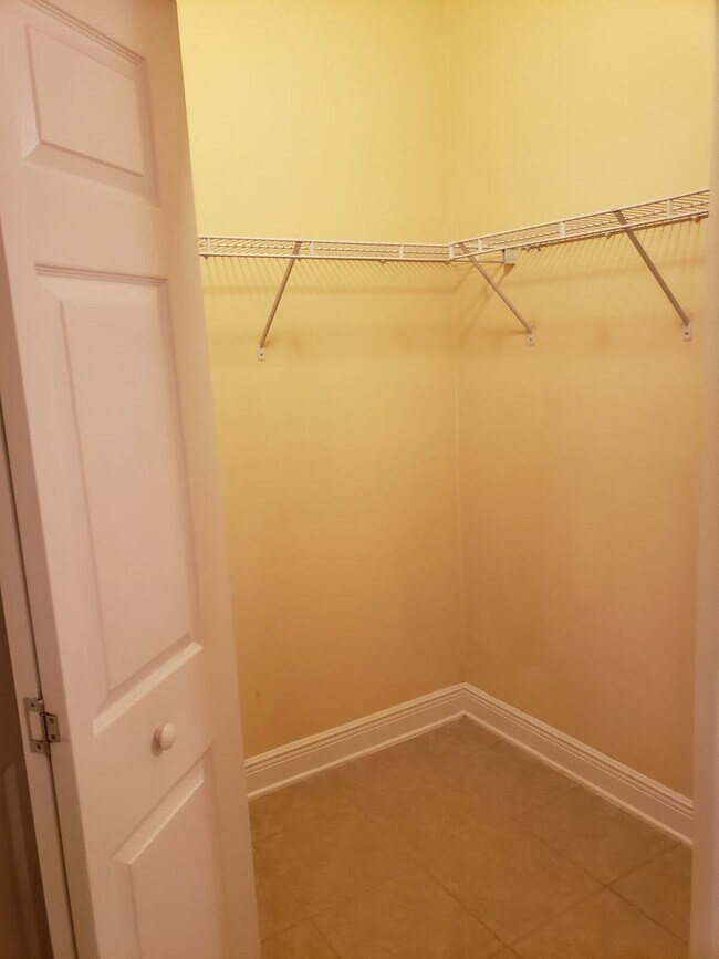 Building Photo - 3 bedroom town home for rent early January...