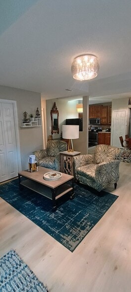 Building Photo - 906 Bitterfield Dr