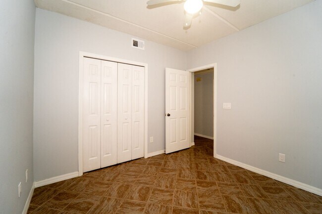 Building Photo - 2/2 1st Floor Apartment