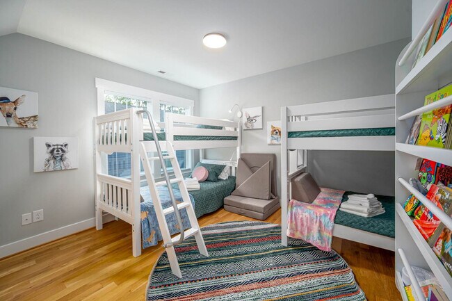 Building Photo - 2019 James St