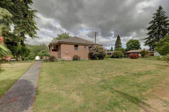 Building Photo - Newly renovated light filled 2 bedroom home with views of Rainer in Bryn Mawr-Skyway!