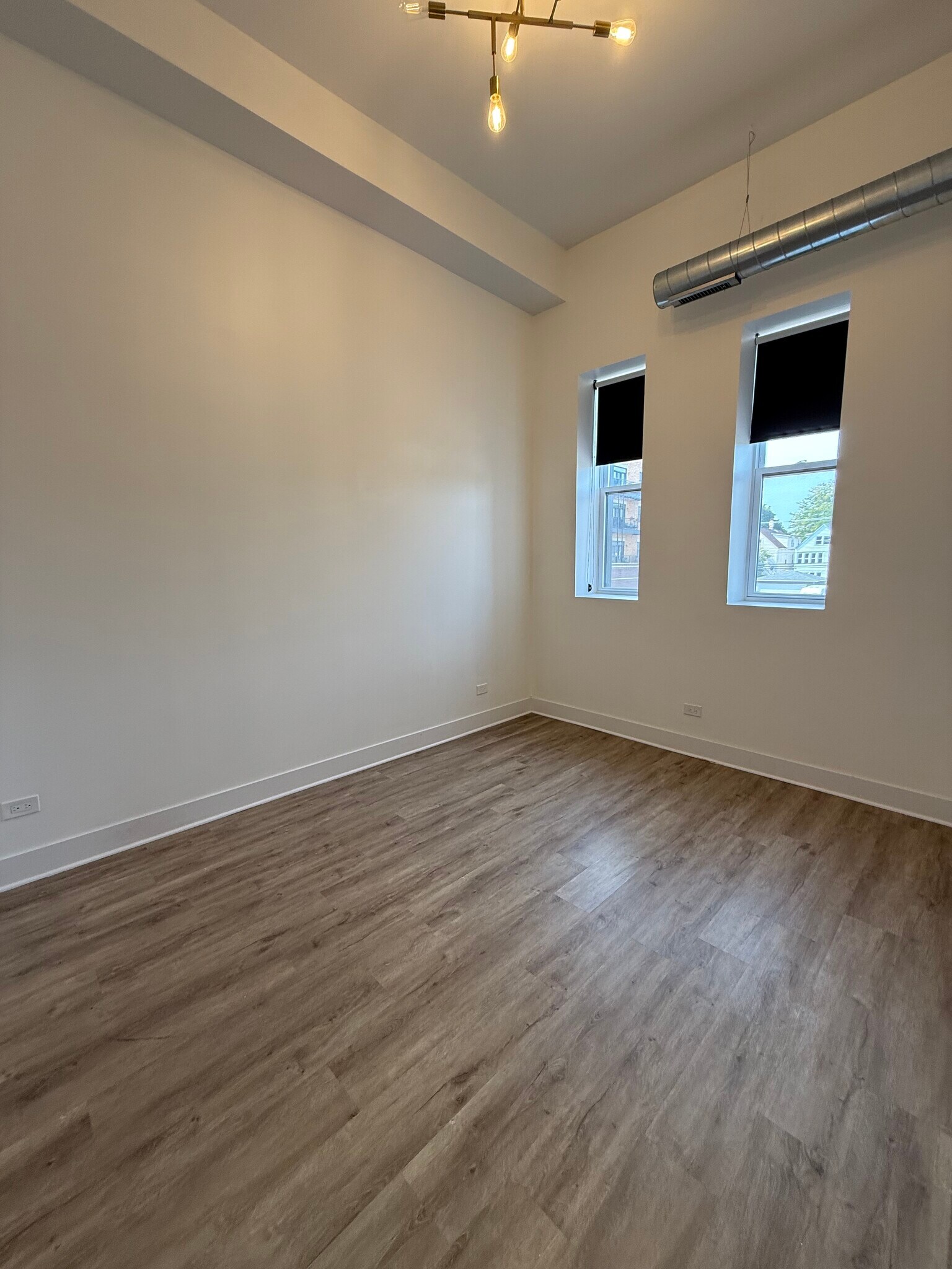 Building Photo - 4735 N Artesian Ave
