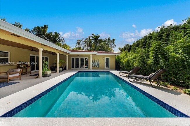 Building Photo - 611 Santurce Ave