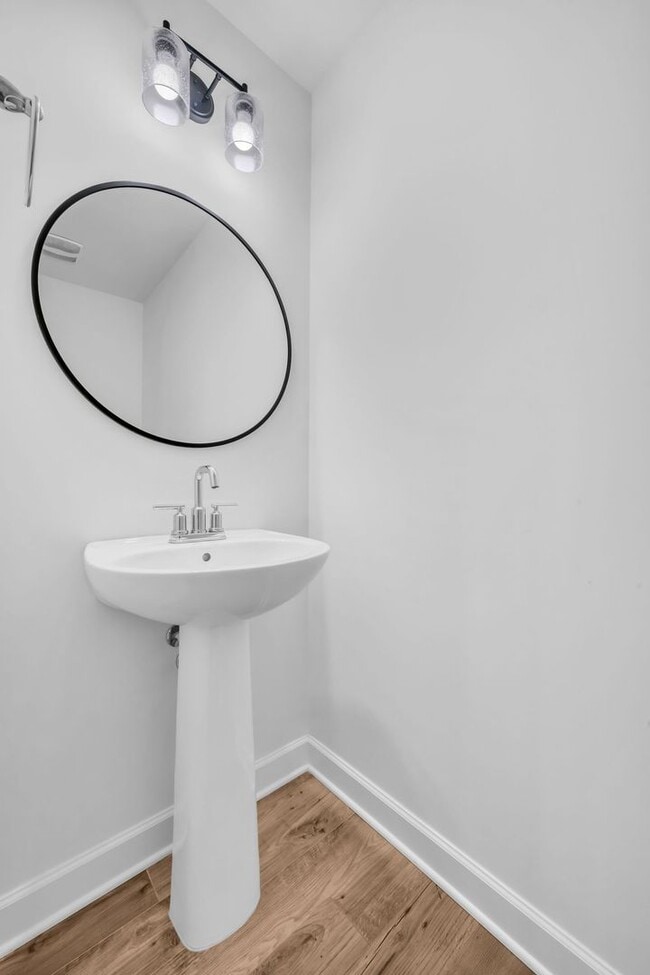 Building Photo - Modern Living in Bellevue