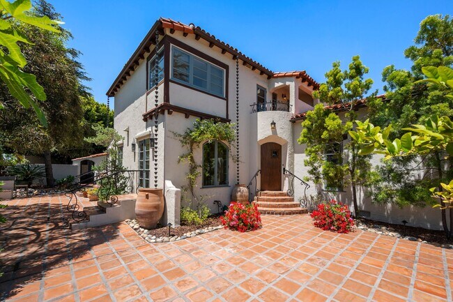 Building Photo - Kensington Exceptional Location 4Bed 3.5 Bath Private Gated Spanish Estate like property