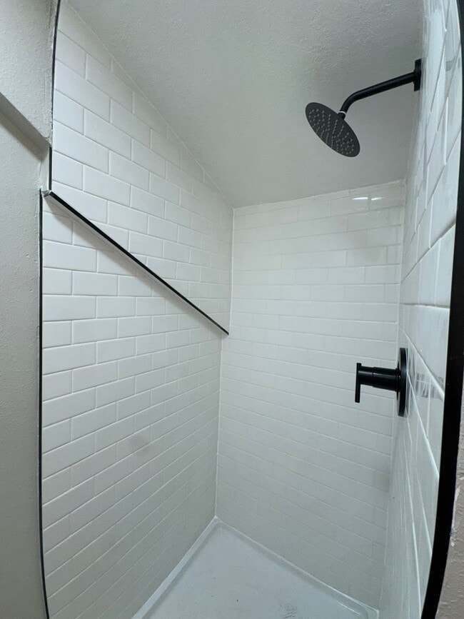 Building Photo - Renovated 2 bedroom, 2 bathroom duplex in ...