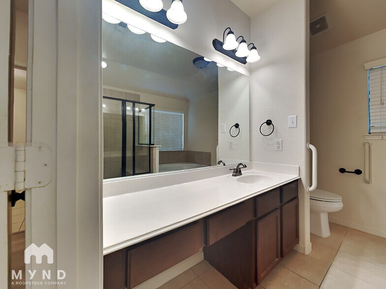 Building Photo - 2711 Lexington Park Dr