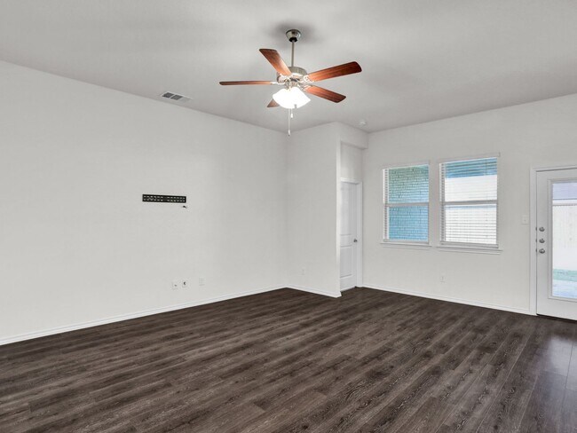 Building Photo - Next to New and Move in Ready!