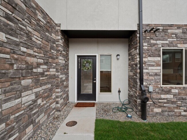 Building Photo - Modern Townhome with Mountain Views in One...