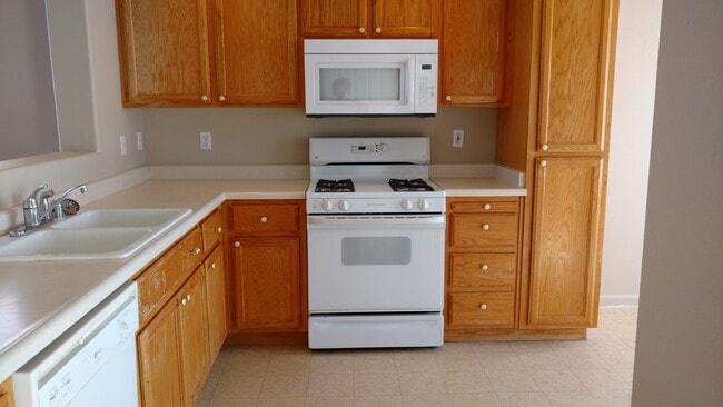 Building Photo - 3 Bedroom 2 Bath Charmer