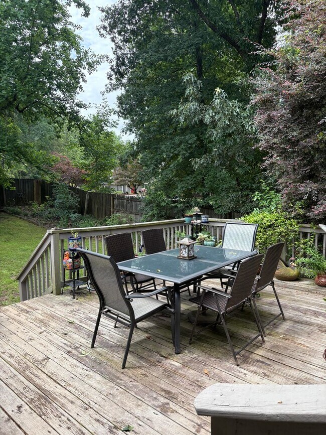 Building Photo - Large, private home in Rivercliff