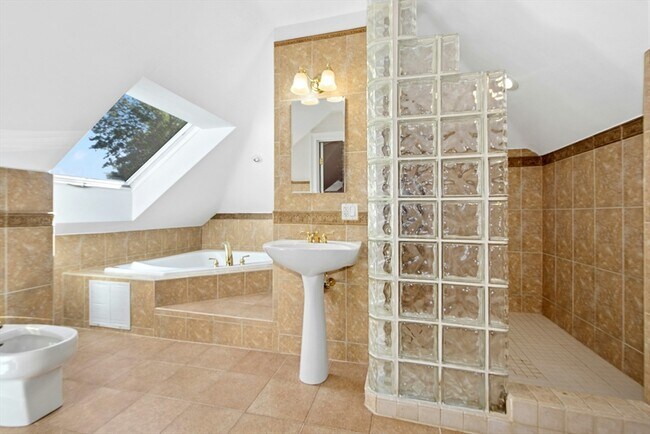 Building Photo - 231 Lagrange St