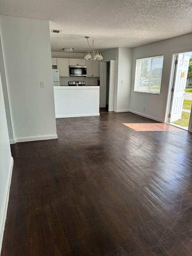 Building Photo - $1750 2 Bedroom 1 Bath ~*~ June Free! (Hab...