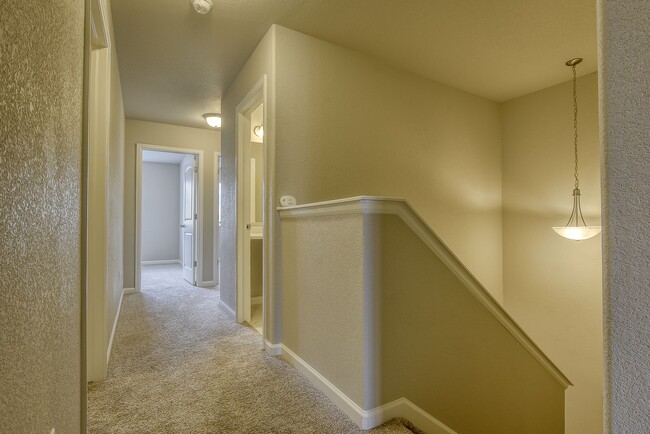 Building Photo - Beautiful Townhome!