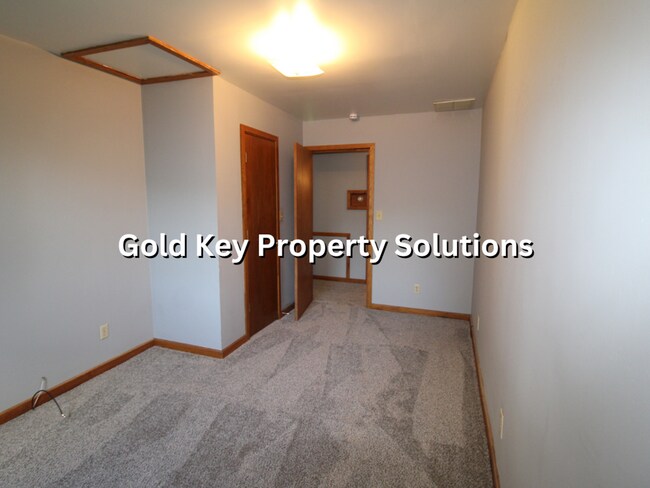 Building Photo - 3 BR 1.5 BA House with Garage and Central ...