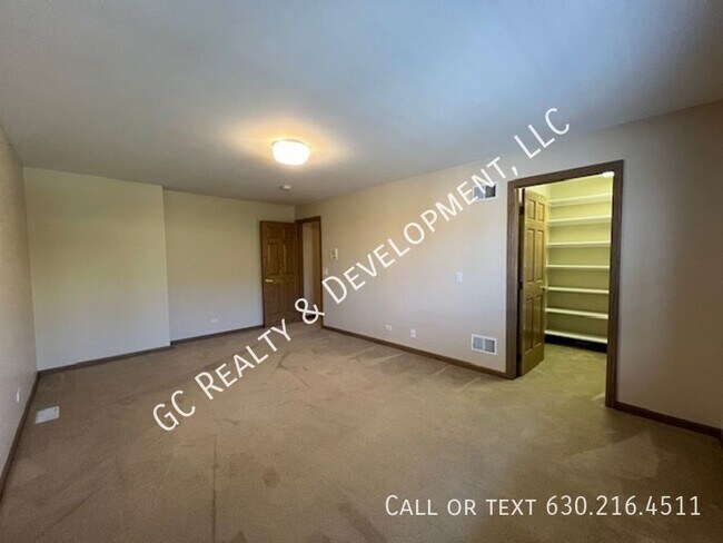 Building Photo - 319 Dee Ct