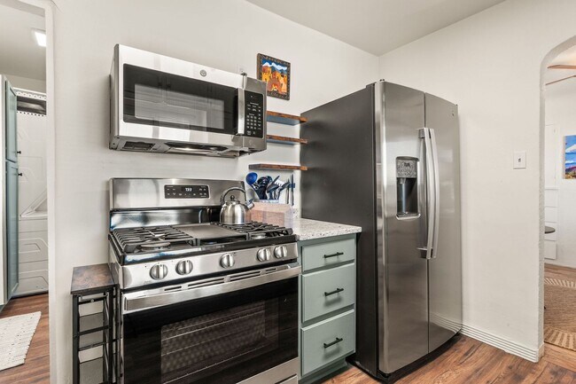 Building Photo - Fully Furnished Home!