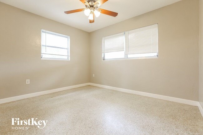 Building Photo - 75 Lakeview Ln